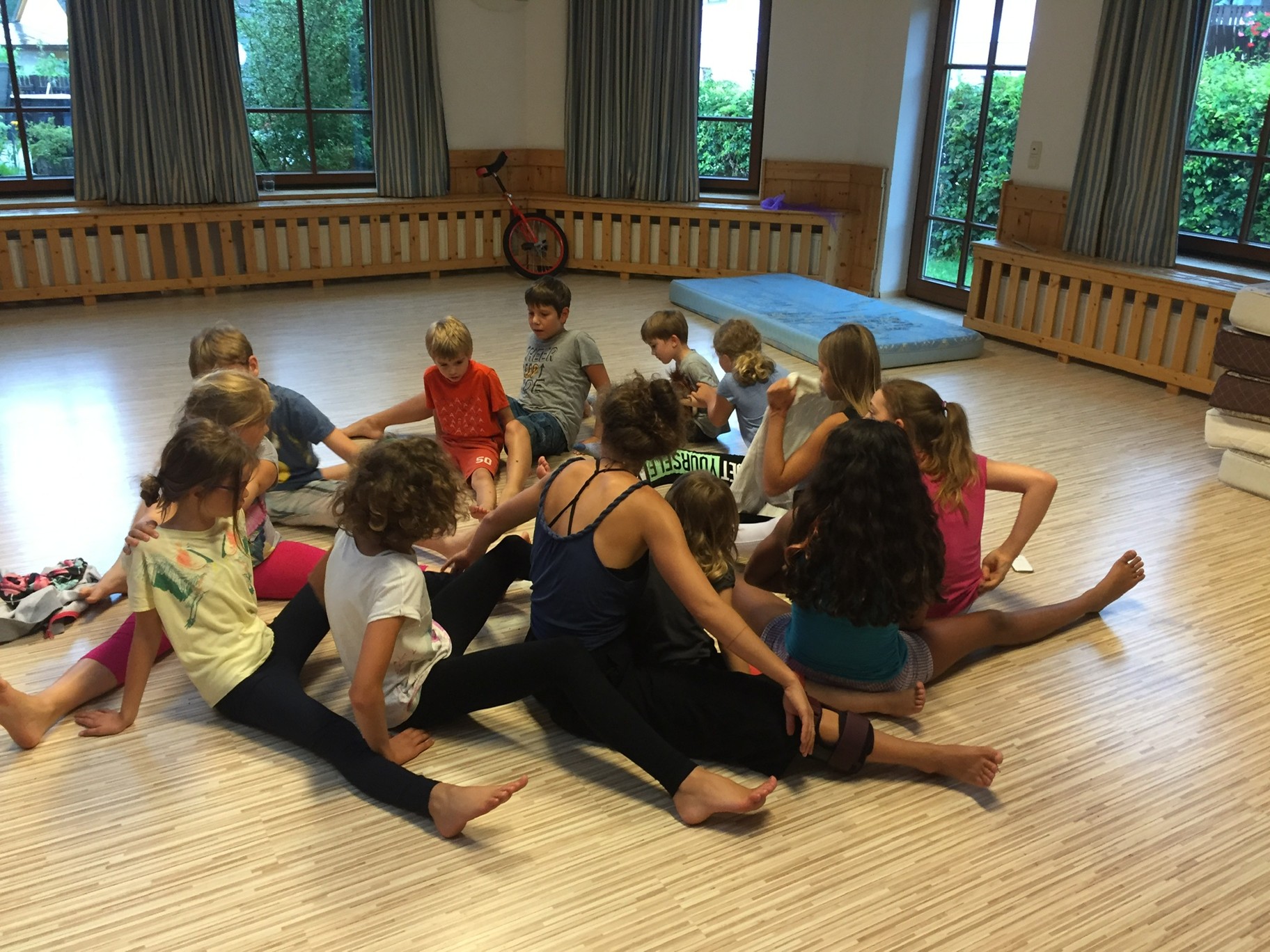 IHSEA — atelier de mouvement en groupe, assis en cercle